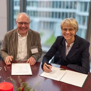 Schulministerin Dorothee Feller und Dr. Ingmar Ahl unterzeichnen die Kooperationsvereinbarung für die Karg Campus Beratung 2.0.
