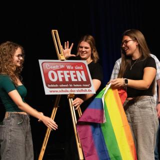 Schülerinnen und Schüler des OHG Monheim enthüllen die Schule der Vielfalt-Plakette.