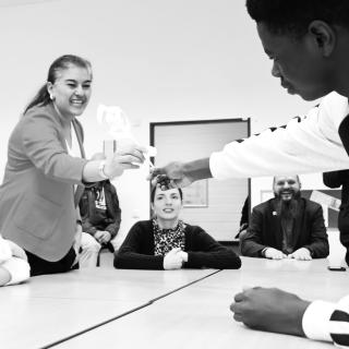 Die US-Generalkonsulin Preeti V. Shah besucht die Ruhrtal-Schule in Heinsberg und kommt mit Schülerinnen und Schülern ins Gespräch.