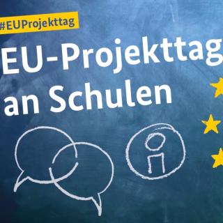 Vor dem Hintergrund einer Kreidetafel steht "#EUProjekttag - EU Projekttag an Schulen - 27. April 2026" daneben sind mit Kreide Sprechblasen, ein umkreistest "i", sowie ein Kranz gelber Europa-Sterne gezeichnet. 