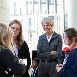 Ministerin Feller im Gespräch mit Jugendlichen