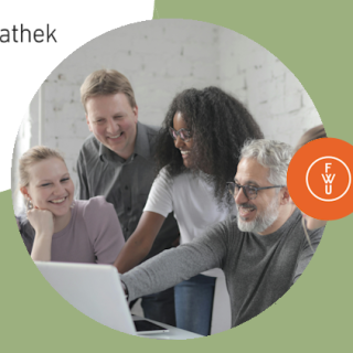 Vier Männer und Frauen gemischten Alters schauen gemeinsam auf einen Laptop, daneben die Logos der Bildungsmediathek NRW und des FWU.