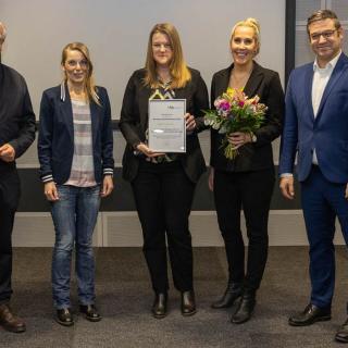 Vertreterinnen und Vertreter des Georg-Kerschensteiner-Berufskollegs nehmen den Hermann-Schmidt-Sonderpreis entgegen