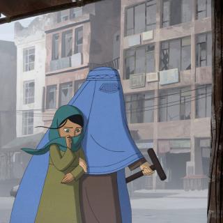 Parvana, mit einem türkisfarbenen Kopftuch, begleitet ihre in eine Burka gehüllte Mutter durch die Straßen Kabuls. 