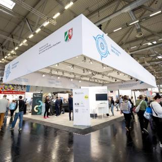 Der Messestand des Ministeriums für Schule und Bildung in Kooperation mit der Qualitäts- und UnterstützungsAgentur – Landesinstitut für Schule (QUA-LiS) auf der didacta 2026 in der Totalen. 