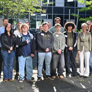 Gruppenbild mit Schülerinnen und Schülern sowie Schulministerin Feller im Innenhof des MSB NRW