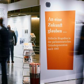 Ausstellung "An eine Zukunft glauben. Jüdische Biografien in der parlamentarischen Gründergeneration nach 1945" in der Halle des Paul-Löbe-Hauses. 