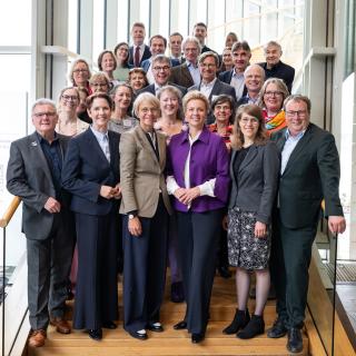 Schulministerin Dorothee Feller, Kinder- und Jugendministerin Verena Schäffer, Kultur- und Wissenschaftsministerin Ina Brandes, Umweltminister Oliver Krischer, Landwirtschafts- und Verbraucherschutzministerin Silke Gorißen sowie die für den Sport und das Ehrenamt zuständige Staatssekretärin Andrea Milz am Dienstag, 5. Mai 2026, im nordrhein-westfälischen Landtag mit zivilgesellschaftlichen Partnern im Landtag NRW