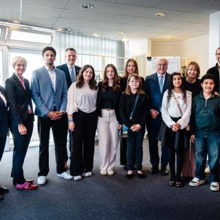 Gruppenbild mit Bundespräsident Frank-Walter Steinmeier und Ministerin Dorothee Feller sowie Schülerinnen und Schüler.