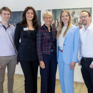 Ministerin Feller mit einer Gruppe Lehramtsanwärterinnen und -anwärter
