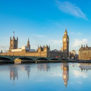 Skyline von London: Der Blick geht über die Themse zur London Bridge und zu Big Ben.