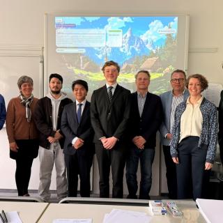 Schüler, Lehrkräfte und Schulleiter des Berufskollegs sowie Vertreterinnen und Vertreter der Bezirksregierung Köln und des MSB bei der Präsentationsprüfung „SQL-Datenbank für Dungeons & Dragons (D&D)"