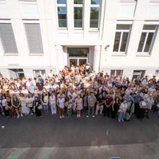 Vogelperspektive auf eine Große Gruppe Lehramtsstipendiatinnen und -stipendiaten.