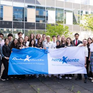 Gruppenbild mit Ministerin Feller und 22 NRWTalenten