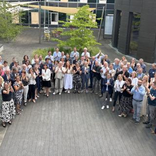 Gruppenbild aus Vogelperspektive der Teilnehmerinnen und Teilnehmer an der RBZB-Veranstaltung am 1. Juli 2026 im MSB NRW