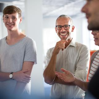 Lehrer und Schüler im fröhlichen Gespräch.