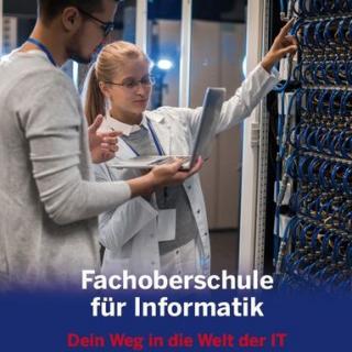 Ausschnitt aus dem Plakat für den Schulversuch Fachoberschule Informatik: Eine junge Frau und ein junger Mann stehen in weißen Kitteln an einem technischen Gerät.