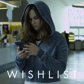 Eine junge Jugendliche hält ein Smartphone in den Händen und schaut auf den Bildschirm. Eingeblendet über dem Bildmotiv ist der Schriftzug "Wishlist".