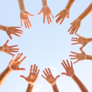 Haende-bilden-Kreis-_Gesichter_