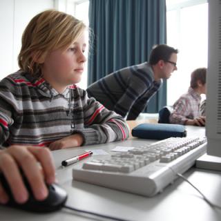 Schüler arbeitet in Unterrichtssituation an einem Computer.