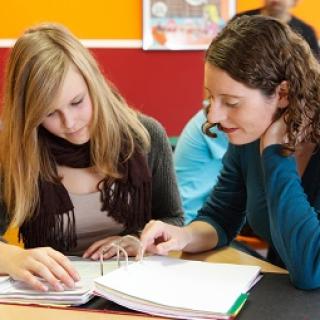 Lehrerin_Schuelerin_individuelle-Foerderung
