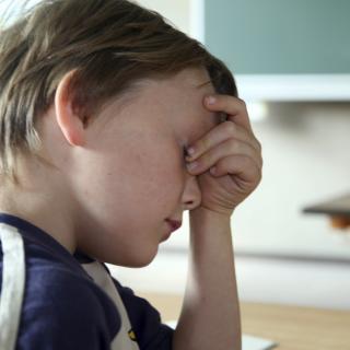 Schüler stützt den Kopf in die Hand