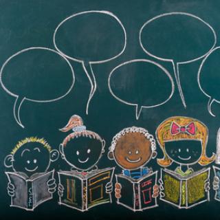 Auf einer Tafel sind mit Kreise lesende Kinder unterschiedlicher Ethnien gemalt. Über ihnen schweben Sprechblasen.