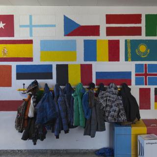 Wandgestaltung mit gemalten Flaggen unterschiedlicher Länder in der Sekundarschule Kreuzau/Nideggen