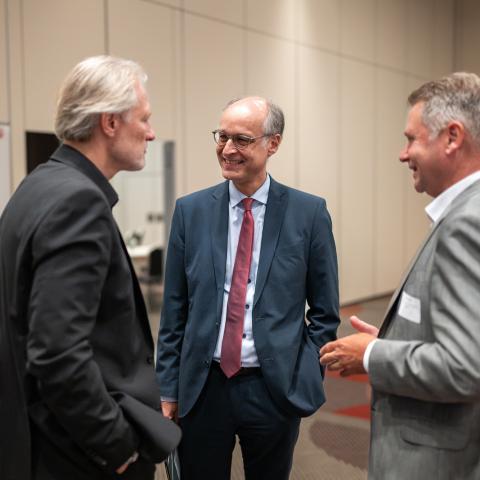 Staatssekretär Dr. Urban Mauer im Gespräch während des Stiftungstages 2026